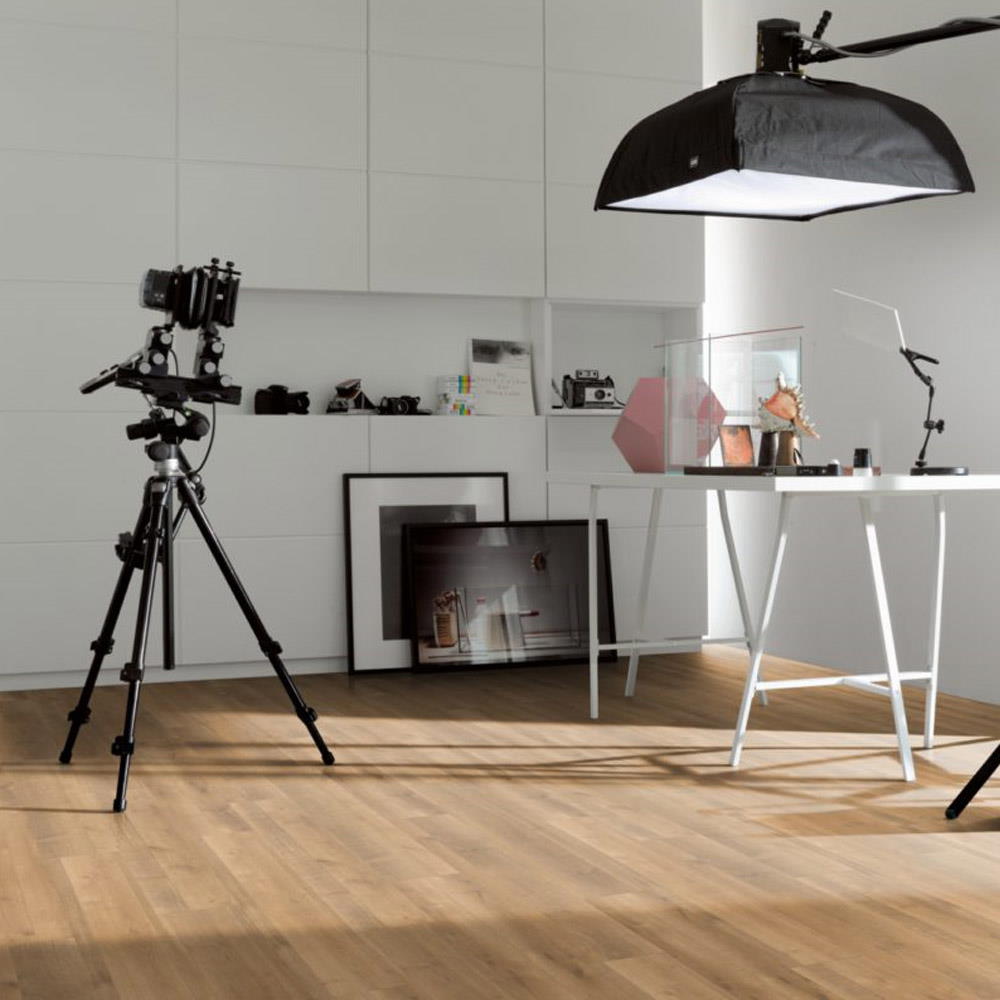 Roble Monterey Leve Aclarado | Laminado Basic 400 Parador | Espacio Estudio