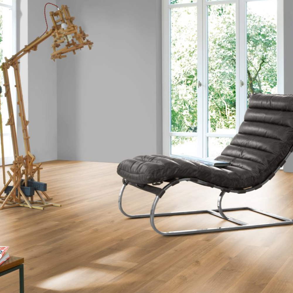 Roble Monterey Leve Aclarado | Laminado Basic 400 Parador | Espacio Sala